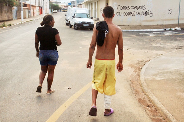 Casal que entregou bebê à polícia caminha pelas ruas do Jardim Planalto